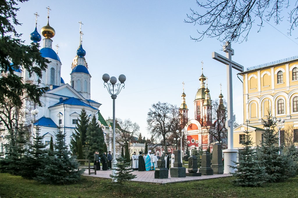 В День памяти жертв политических репрессий митрополит Тамбовский Феодосий совершил литию на территории Казанского монастыря