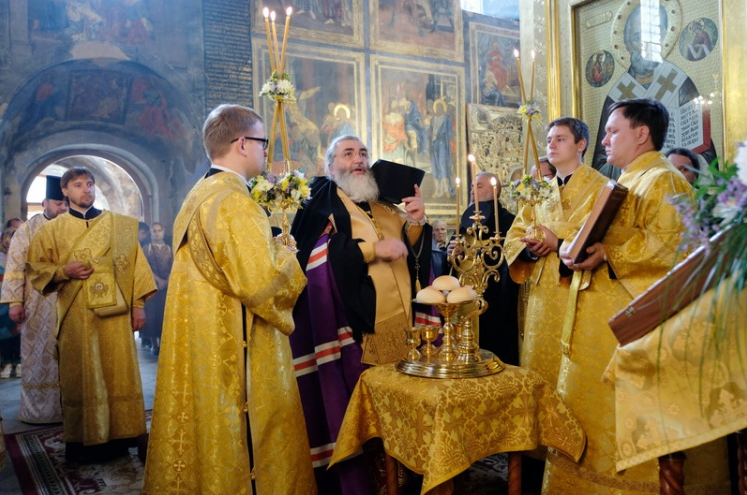 Епископ Мстислав совершил литургию в Тихвинском Богородичном Успенском монастыре в день своего тезоименитства 