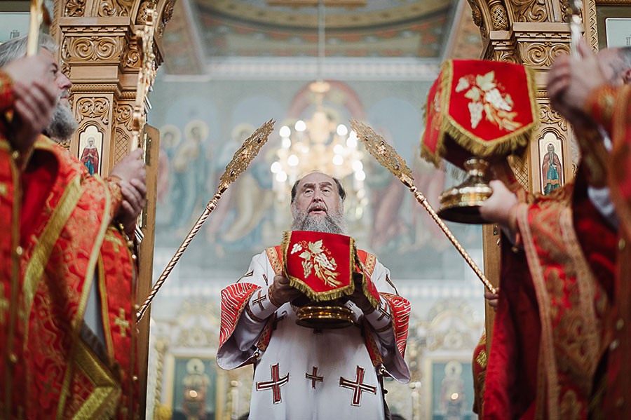 В день Радоницы митрополит Александр совершил Литургию и поминовение усопших в Иверско-Серафимовском монастыре Алма-Аты