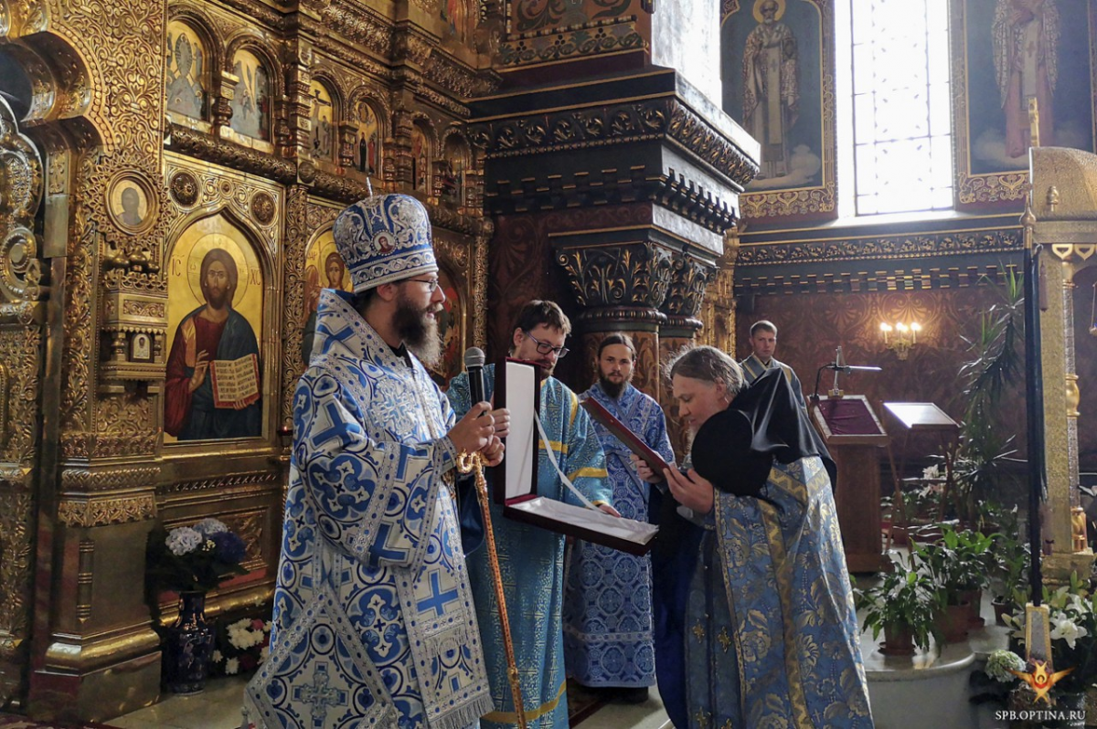 Епископ Можайский Леонид совершил Божественную литургию в храме Успения Пресвятой Богородицы на подворье Оптиной пустыни в Санкт-Петербурге