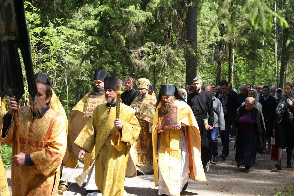 В Иосифо-Волоцком монастыре в день Собора Всех святых состоялся традиционный крестный ход во Всехсвятский скит