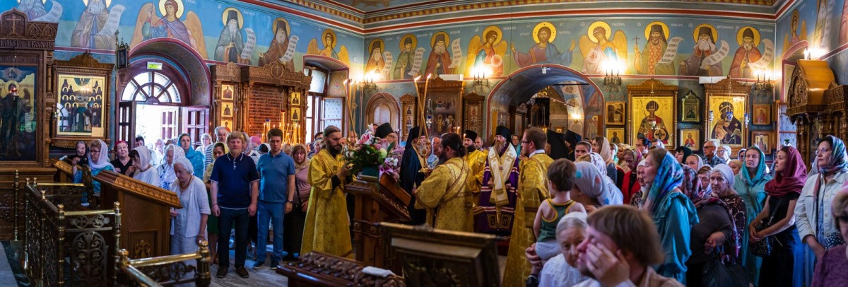 Епископ Можайский Иосиф возглавил Литургию на московском подворье Оптиной пустыни