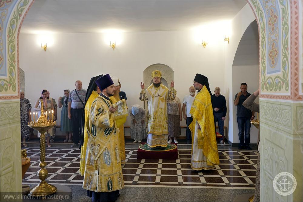 В Неделю Всех святых епископ Бахчисарайский Каллиник совершил Литургию в Свято-Климентовском монастыре в Крыму 