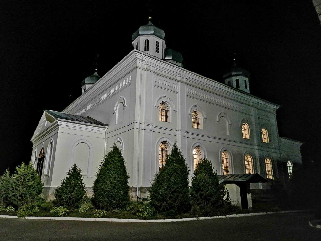 Паломники приняли участие в ночной заупокойной литургии в Георгиевском Мещовском монастыре