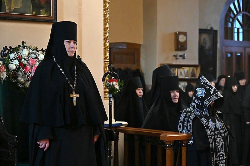 Святейший Патриарх Кирилл поздравил настоятельницу Пюхтицкого монастыря игумению Филарету (Калачеву) с днем рождения