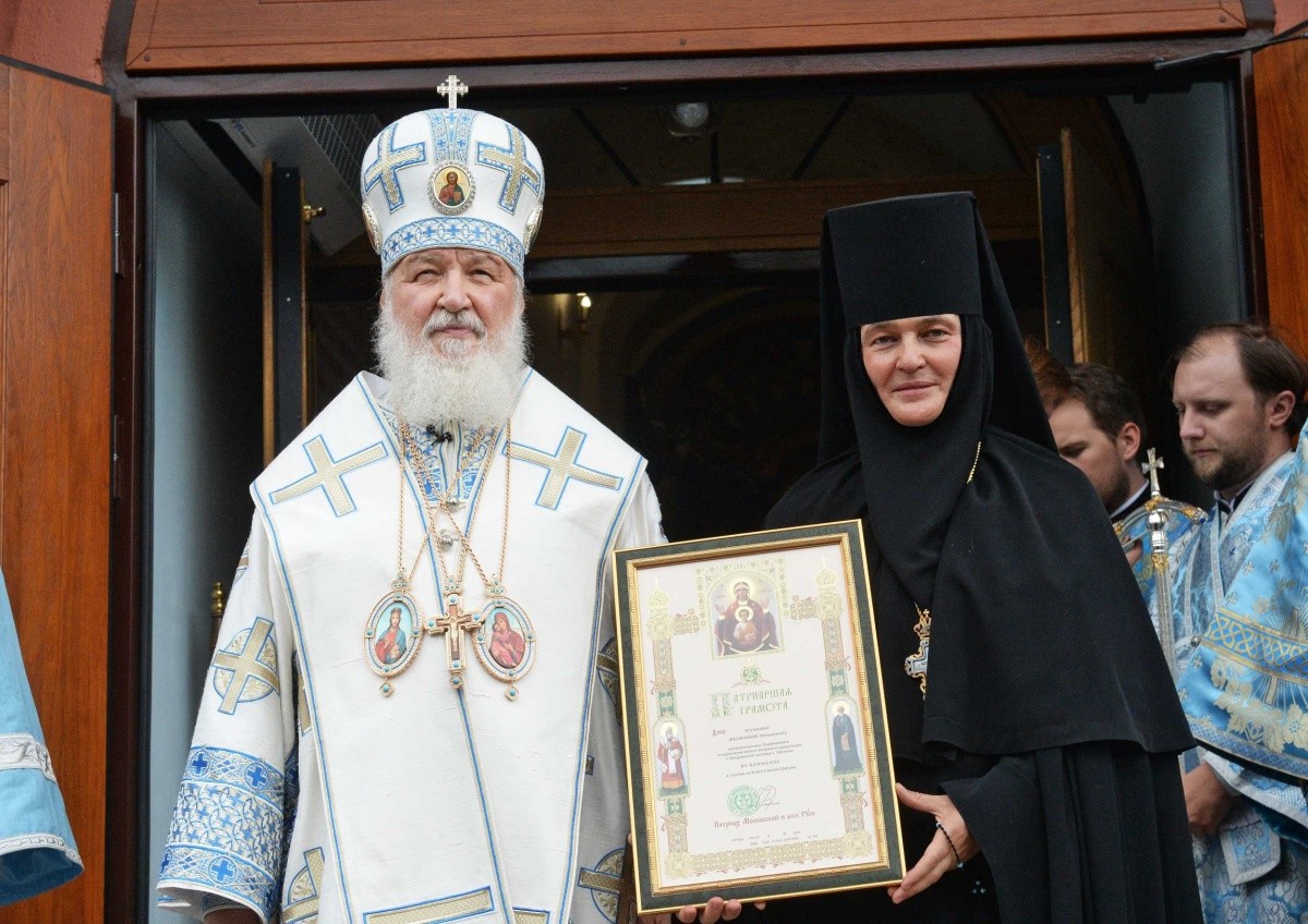Патриарх Кирилл возглавил престольные торжества на подворье Покровского монастыря в с. Маркове и вручил грамоту его настоятельнице