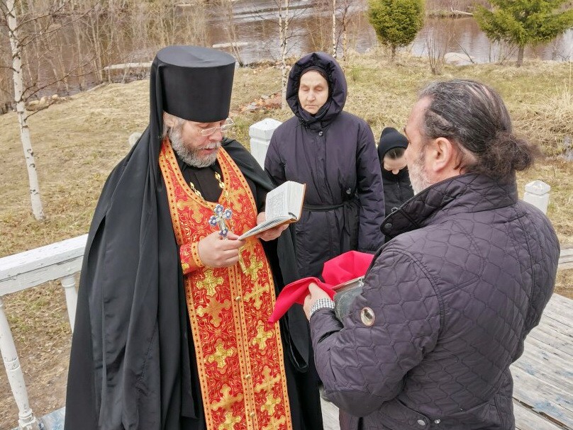 На Покровском подворье Соловецкого монастыря под Архангельском отслужен молебен перед началом полевых работ