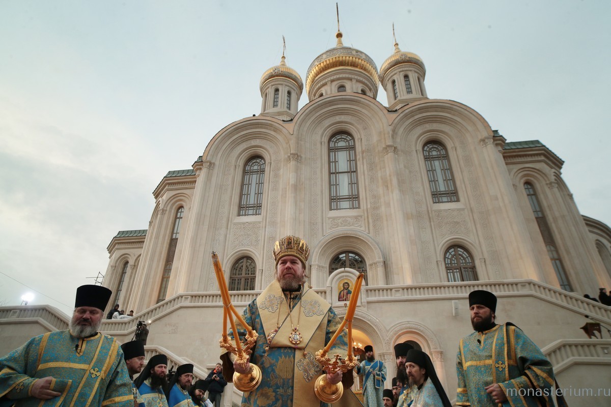 Епископ Тихон совершил первую Литургию на паперти нового собора Сретенского монастыря