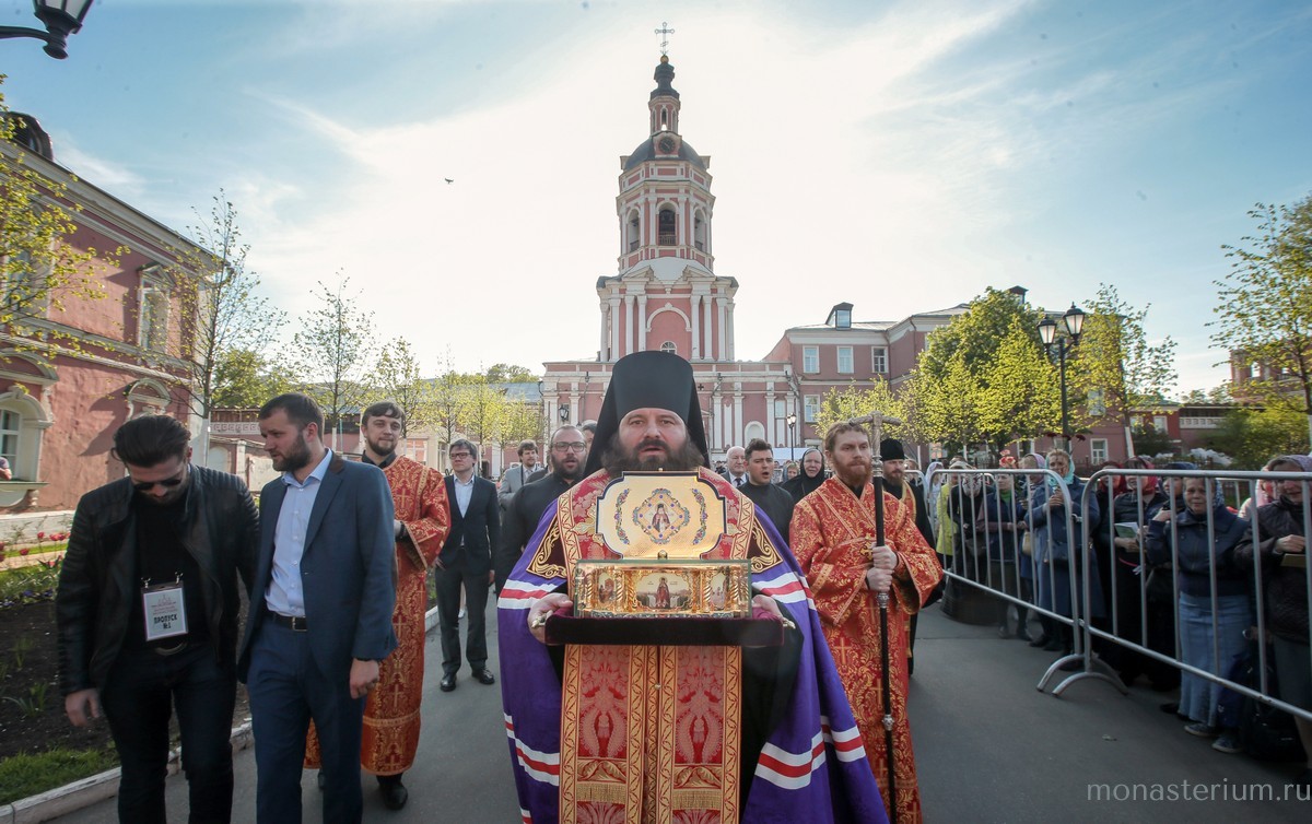 В Донском монастыре состоялась торжественная встреча ковчега с частицей мощей свт. Луки Крымского