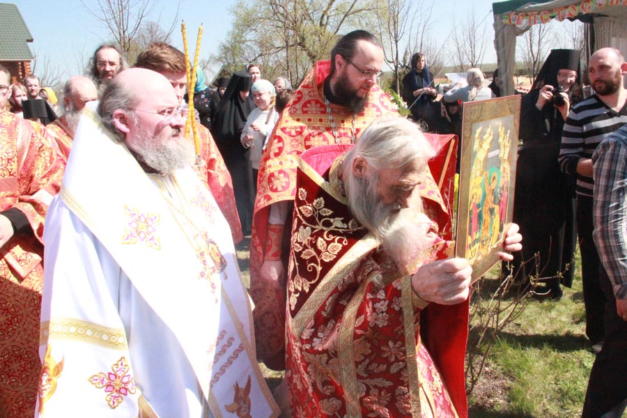 Епископ Никита возглавил престольный праздник в монашеской общине в честь Свв. жен-мироносиц в с. Клыкове Козельского района