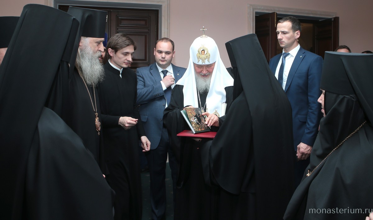 Монашествующие Русской Православной Церкви поздравили Святейшего Патриарха Кирилла с днем тезоименитства