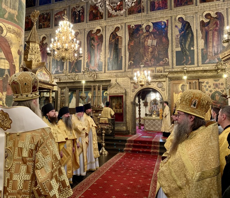 Архиепископ Феогност совершил праздничные богослужения в Успенском соборе Московского Кремля