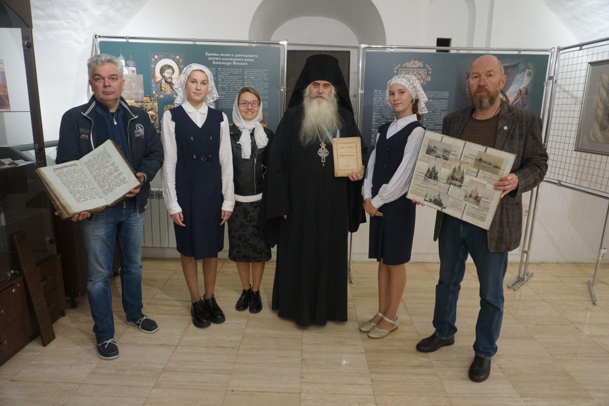 Члены Нижегородского отделения ИППО передали Александро-Невской православной гимназии экспонаты выставки, проходившей в Печерском монастыре