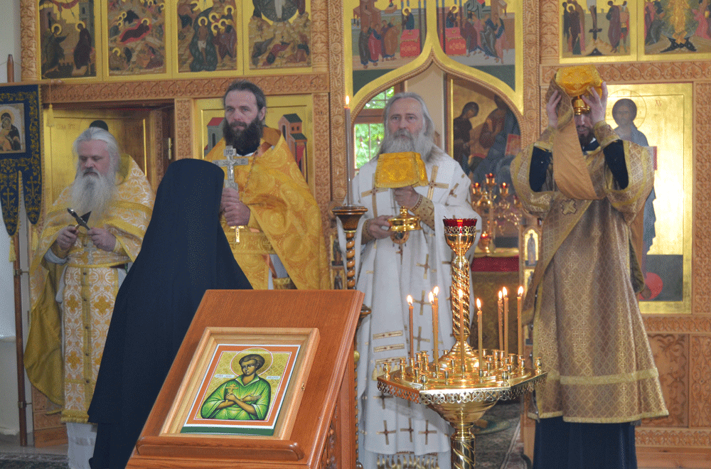 Архиепископ Феогност отслужил Литургию на подворье Покровского Хотькова монастыря в с. Горошкове