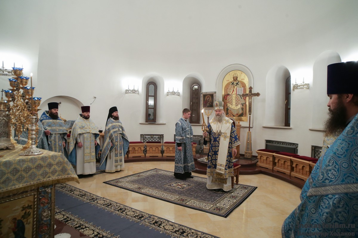 Архиепископ Феогност возглавил Литургию в Зачатьевском монастыре в день 17-летия игуменства его настоятельницы