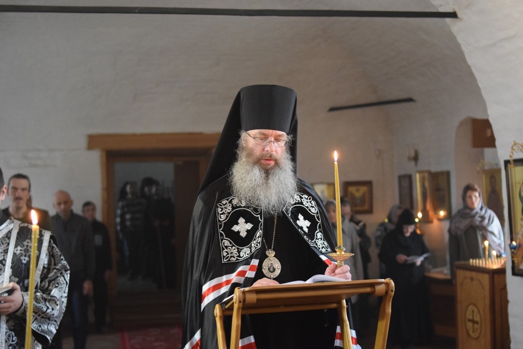 Епископ Серафим отслужил утреню Четвертка Великого канона в Спасо-Преображенском монастыре г. Белева