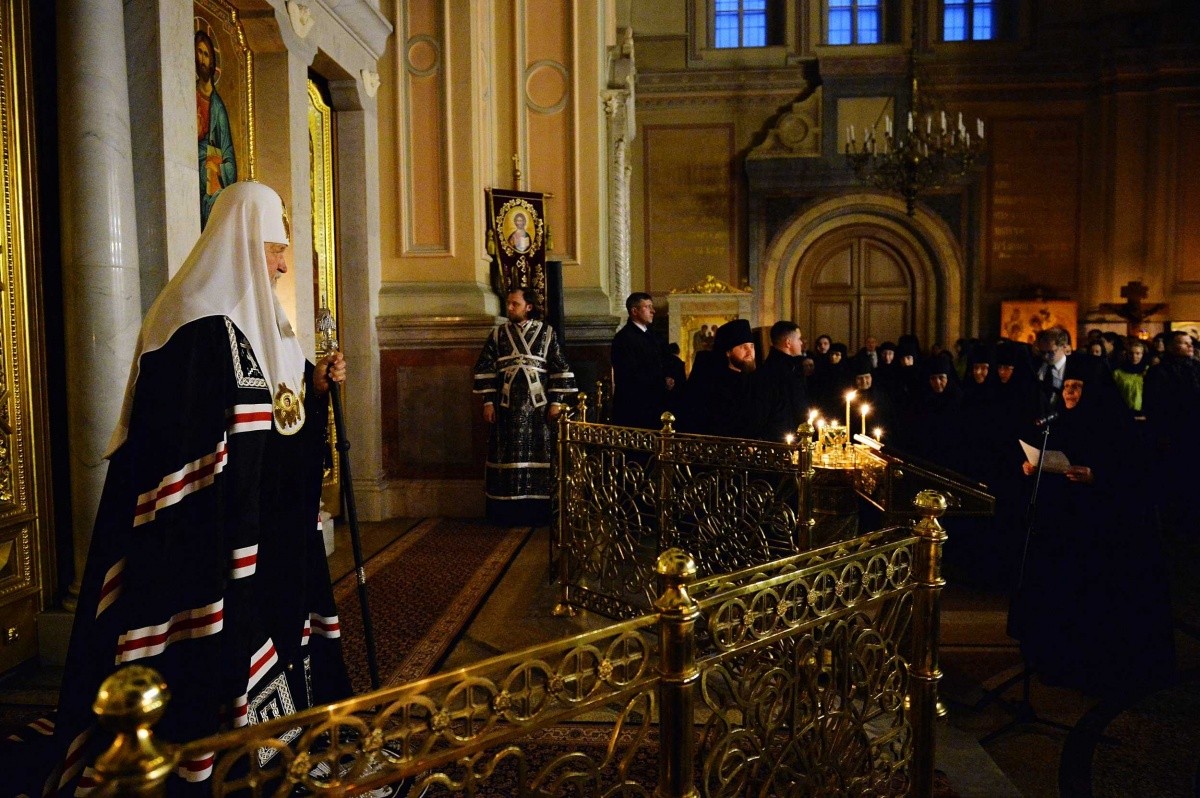 Патриарх Кирилл принял участие в вечернем богослужении в Иоанно-Предтеченском монастыре и передал медаль его настоятельнице