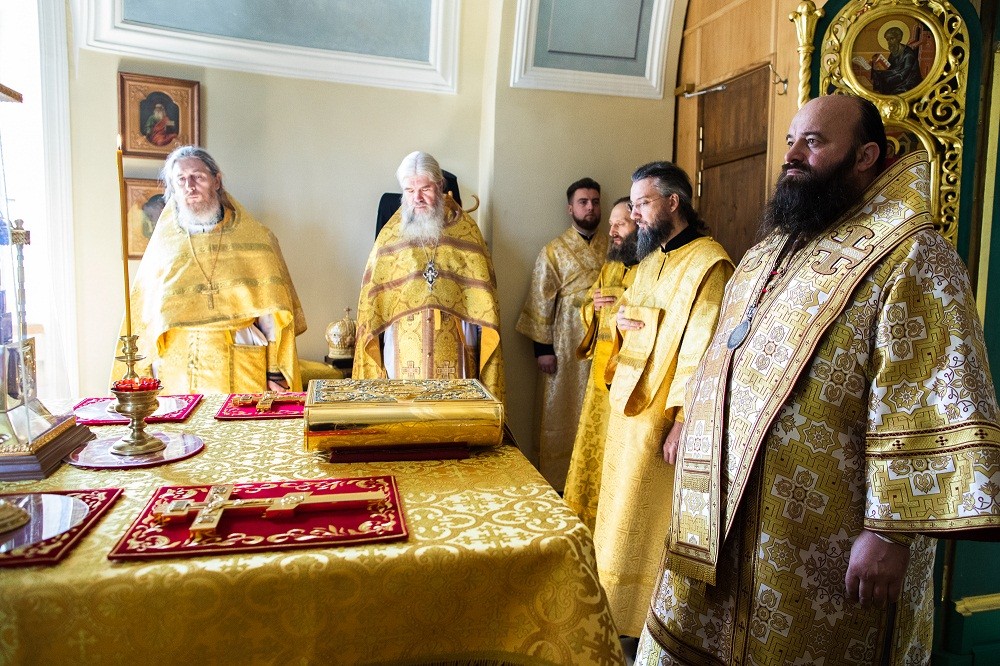 Епископ Парамон возглавил Литургию в скиту Параклит Троице-Сергиевой лавры