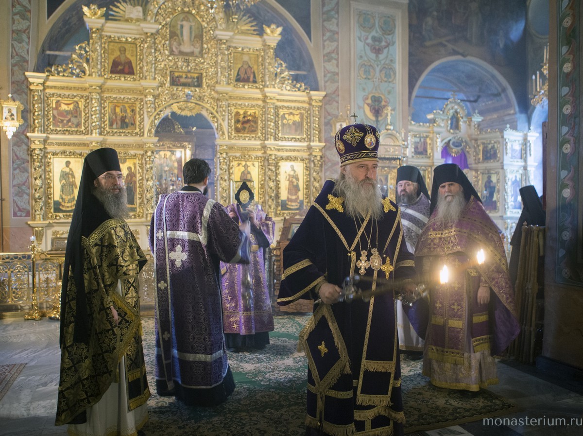 Архиепископ Феогност возглавил богослужение на Московском подворье Пюхтицкого монастыря