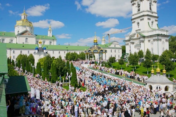 В Почаевскую лавру прибыл многотысячный крестный ход из Каменец-Подольского