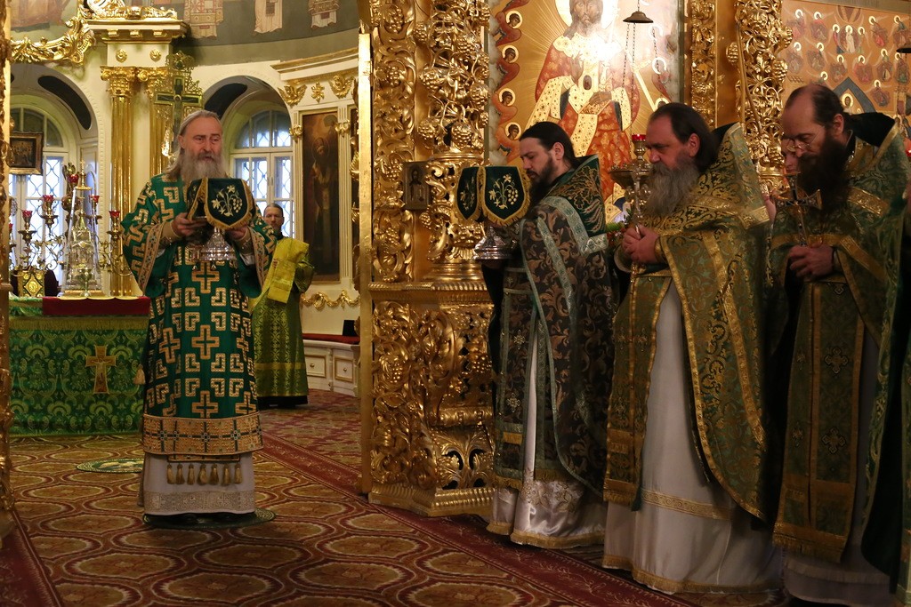 Архиепископ Феогност отслужил Литургию в Иосифо-Волоцком монастыре в день обретения мощей основателя обители
