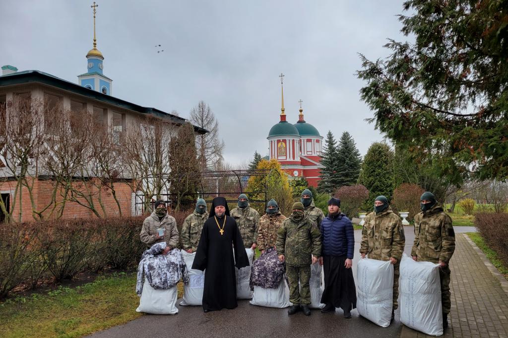 Настоятель Площанской пустыни Брянской епархии передал российским военнослужащим зимнюю камуфляжную форму