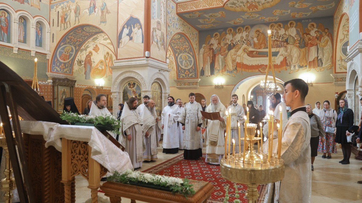 В Зачатьевском ставропигиальном монастыре молитвенно почтили память святителя Алексия Московского