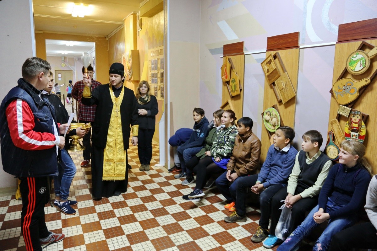 Насельники Николо-Угрешского монастыря продолжают окормление школы-интерната № 108 г. Москвы