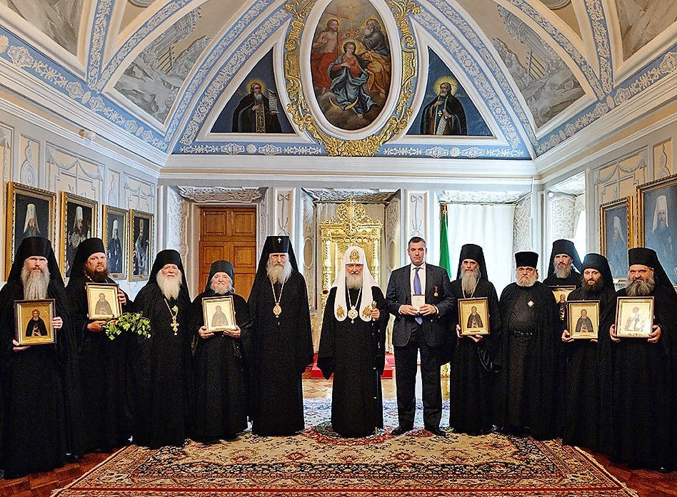 Святейший Патриарх Кирилл вручил памятные награды насельникам Троице-Сергиевой лавры