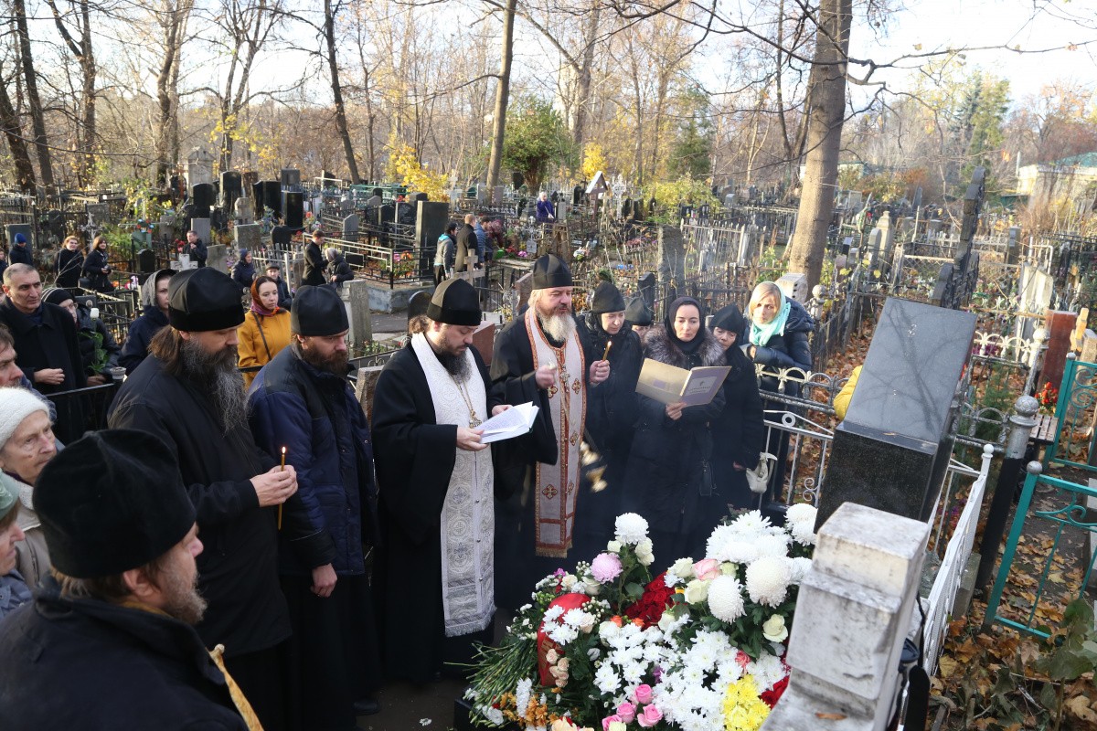 Наместник Иосифо-Волоцкого монастыря отслужил панихиду по митрополиту Питириму (Нечаеву) на Даниловском кладбище в Москве