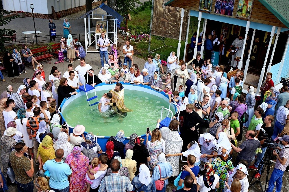 В Свято-Успенском монастыре г. Новомосковска состоялось массовое Крещение