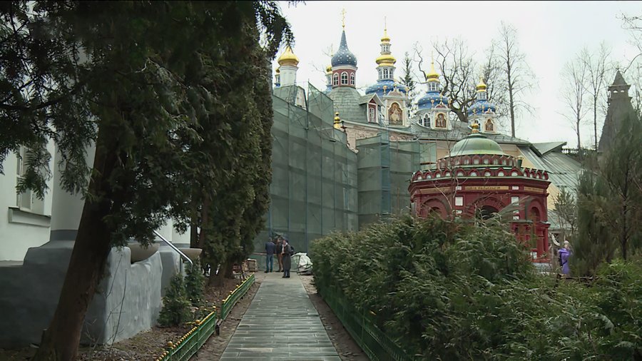 В Псково-Печерском монастыре продолжается реставрация