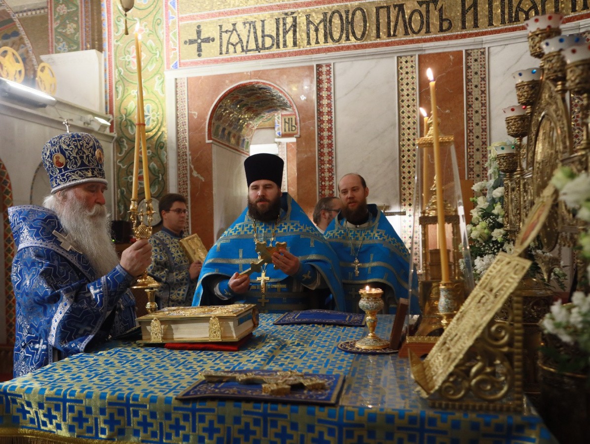 Епископ Феофилакт совершил Литургию в храме в честь Покрова Пресвятой Богородицы в Ясеневе