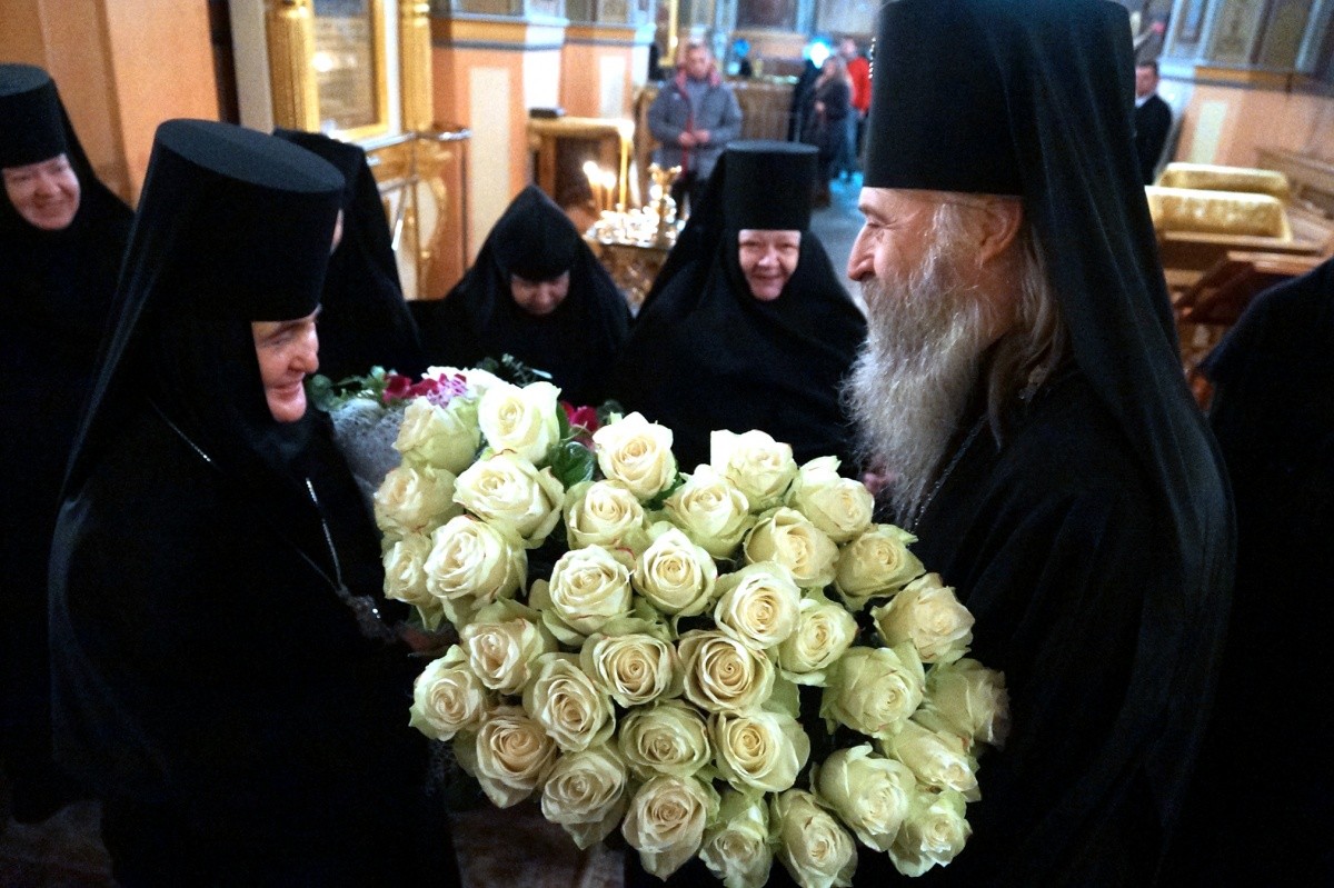 Архиепископ Феогност передал настоятельнице Покровского монастыря Патриаршее поздравление с днем тезоименитства 