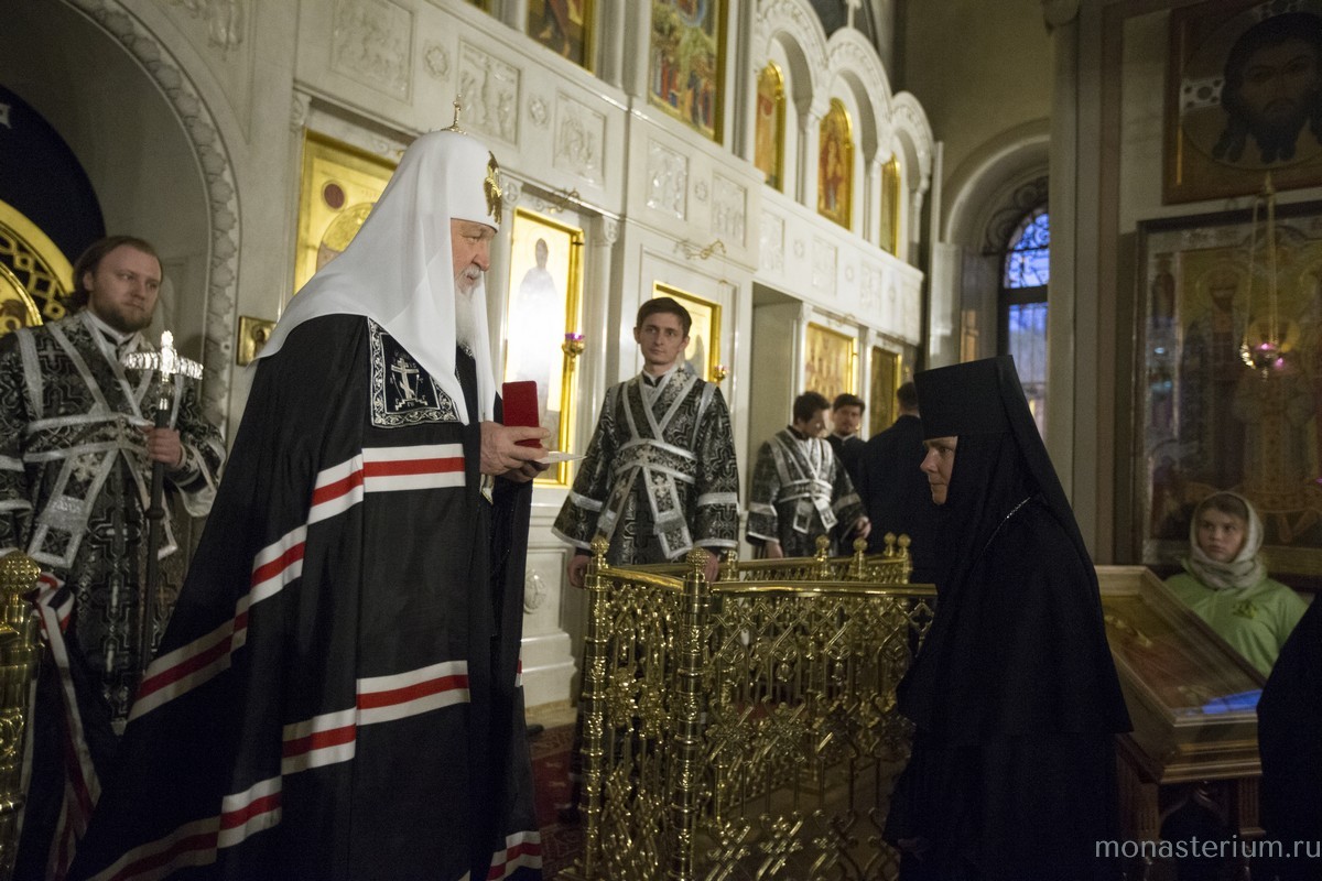 Патриарх Кирилл принял участие в вечернем богослужении в Алексеевском монастыре и наградил медалью его настоятельницу