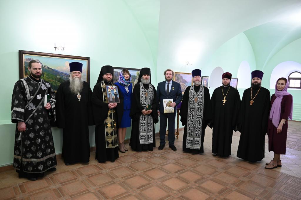 В Свенском мужском монастыре Брянской епархии открылась выставка художника Филиппа Москвитина «Русский Крым»