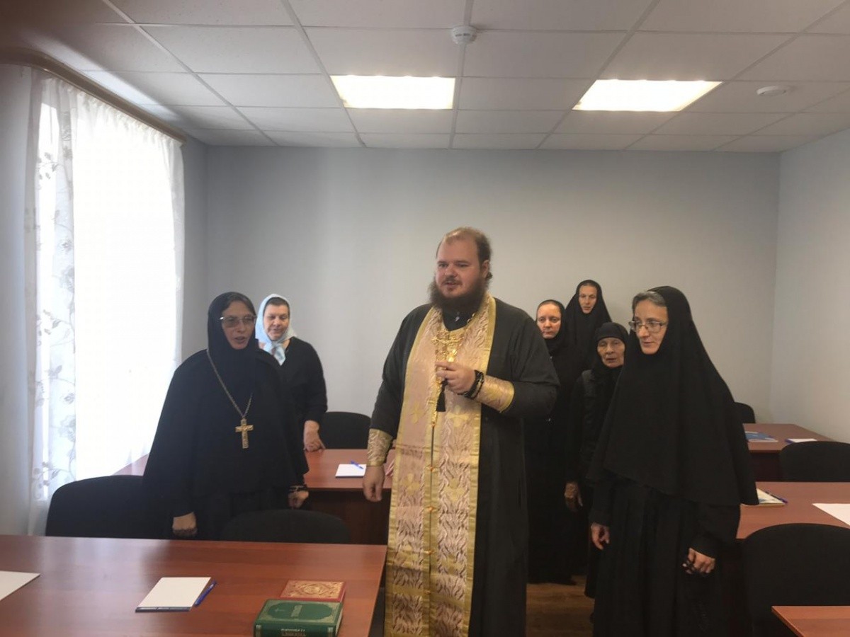 В Зосимовой пустыни начали работу женские богословские курсы