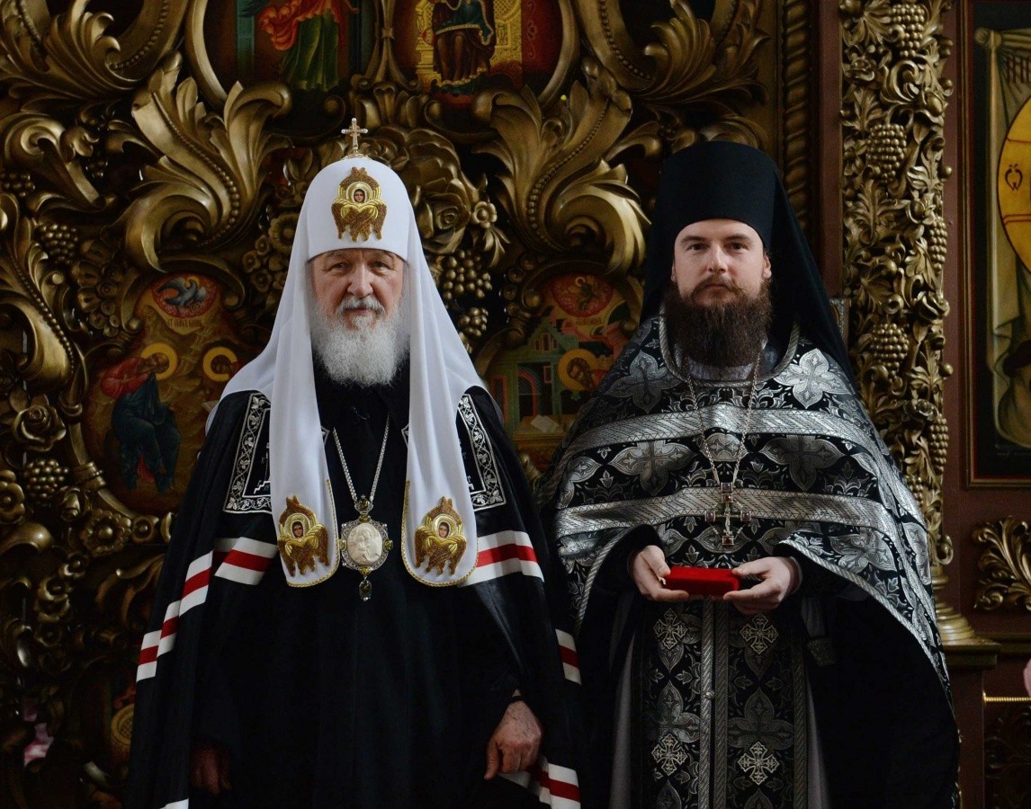 Патриарх Кирилл возглавил Литургию в Высоко-Петровском монастыре и вручил медаль его наместнику