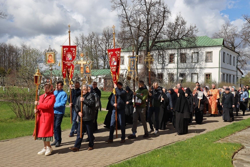 В День Победы в Борисоглебском Аносином монастыре совершили Литургию и заупокойную литию по всем погибшим воинам 