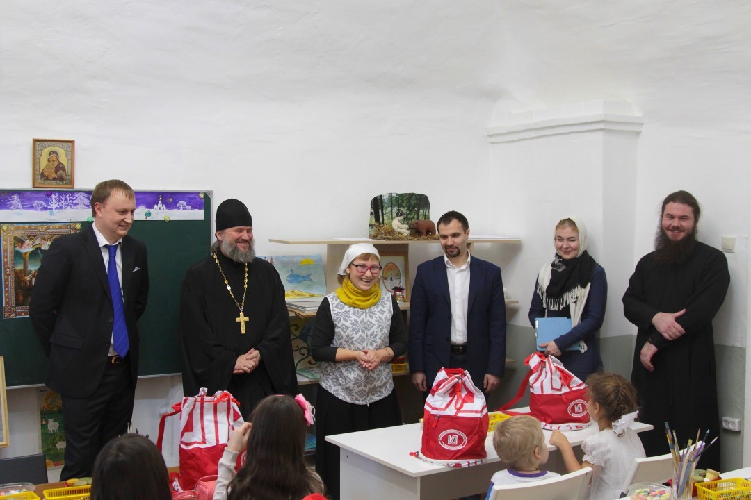 Учащимся Воскресной школы Донского монастыря вручили подарки