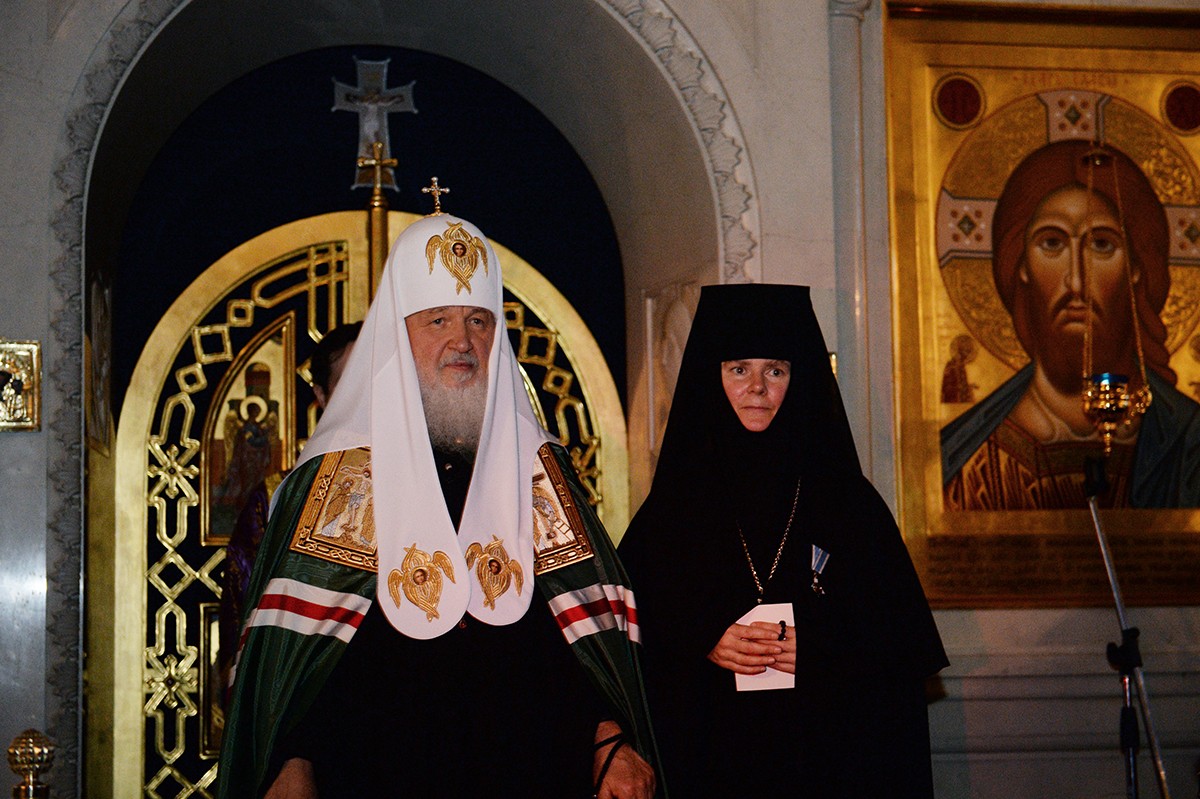 Патриарх Кирилл принял участие в вечернем богослужении в Алексеевском монастыре и вручил медаль его настоятельнице
