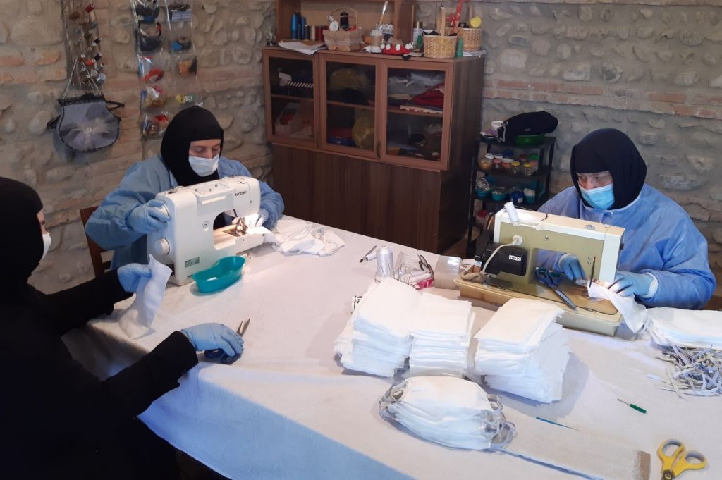 При монастыре Квирацховлоба в Грузии началось производство медицинских масок