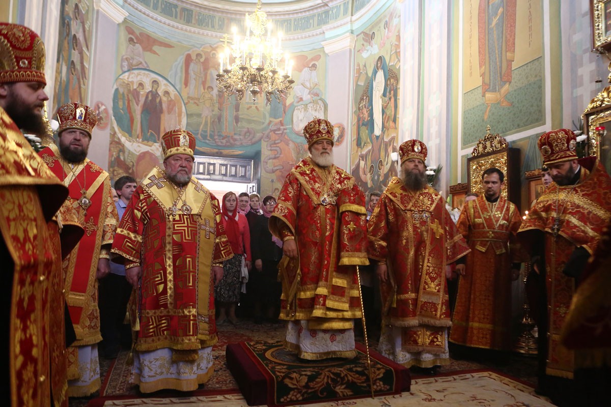 Патриарший экзарх всея Беларуси возглавил Литургию в Успенском Жировичском монастыре и вручил награды его клирикам