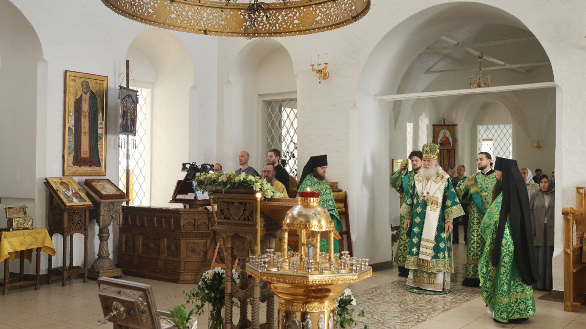 Председатель Синодального отдела по монастырям и монашеству совершил Литургию в Андреевском ставропигиальном монастыре Москвы