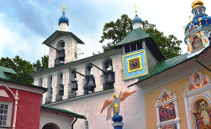 Реставраторы полностью воссоздадут исторический сруб и укрепят стены большой звонницы Псково-Печерского монастыря