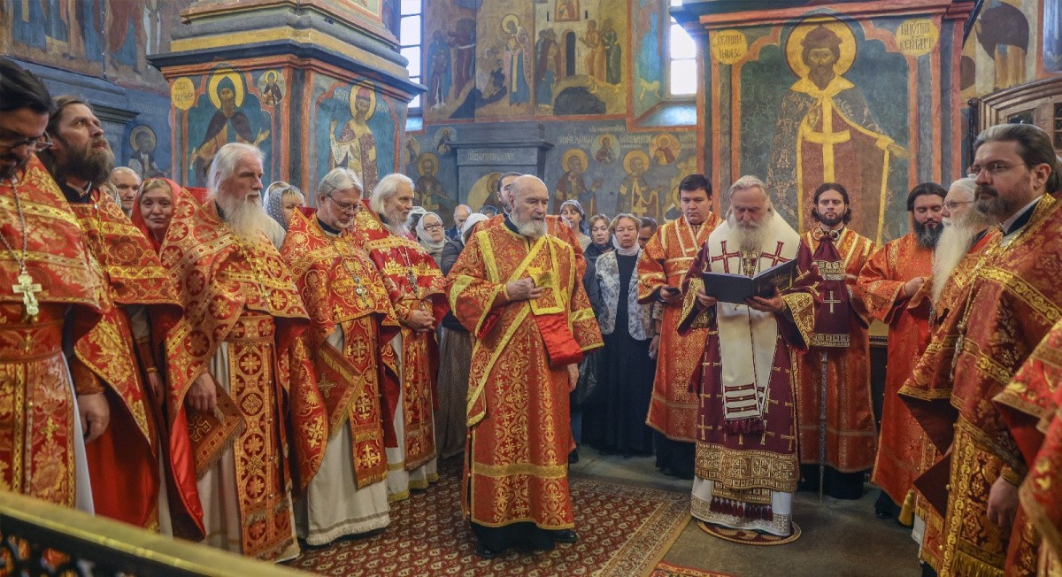 Председатель Синодального отдела по монастырям и монашеству совершил Литургию в Архангельском соборе Московского Кремля