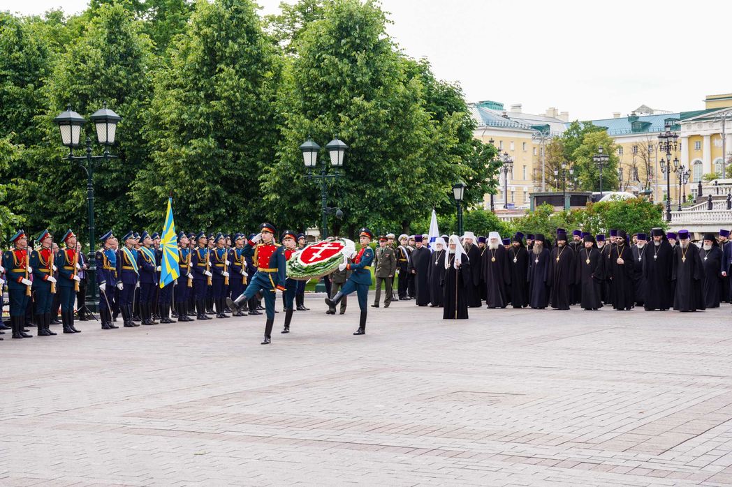 Предстоятель Русской Церкви возложил венок к могиле Неизвестного солдата у Кремлевской стены