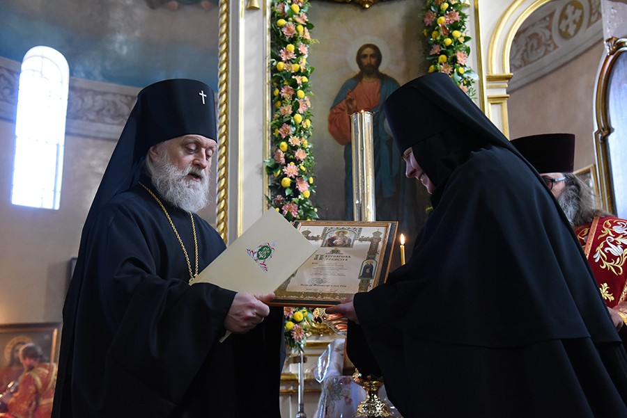 Архиепископ Евгений передал настоятельнице Пюхтицкого монастыря Патриаршую грамоту по случаю ее 50-летия