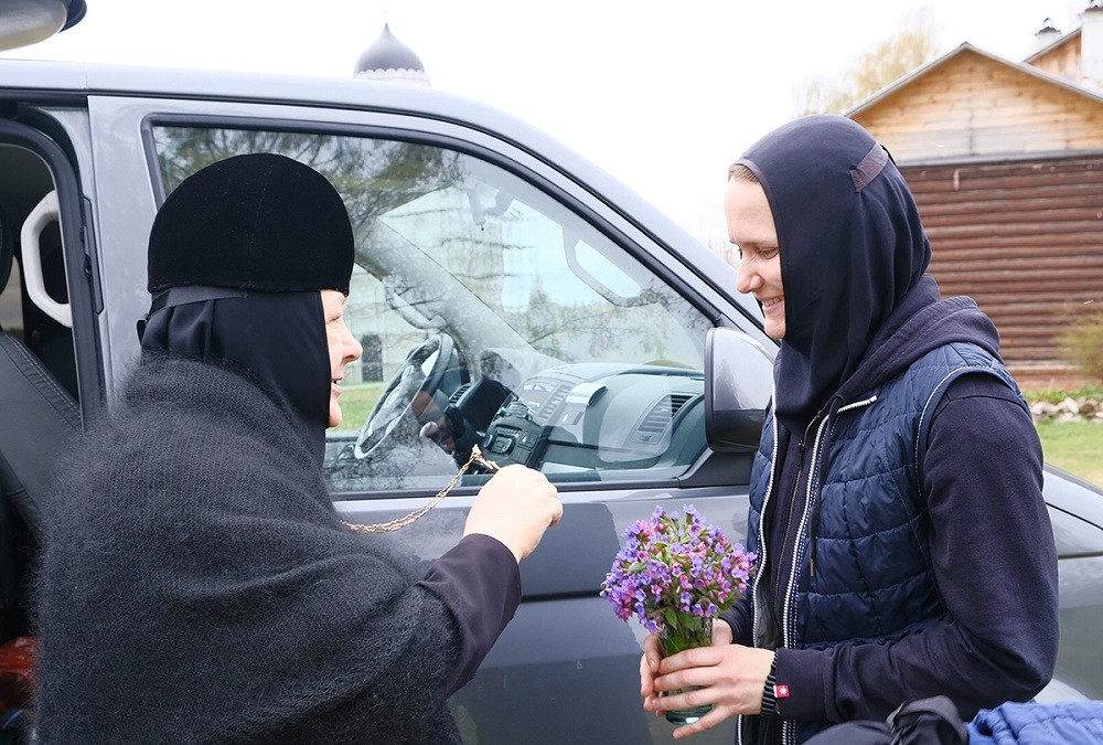 Настоятельница Покровского Хотькова монастыря с воспитанницами пансиона посетила с пасхальным поздравлением скит в Матвеевке