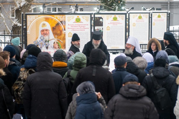 На территории Казанского монастыря открылась фотовыставка, посвященная визитам Святейшего Патриарха Кирилла в Татарстан